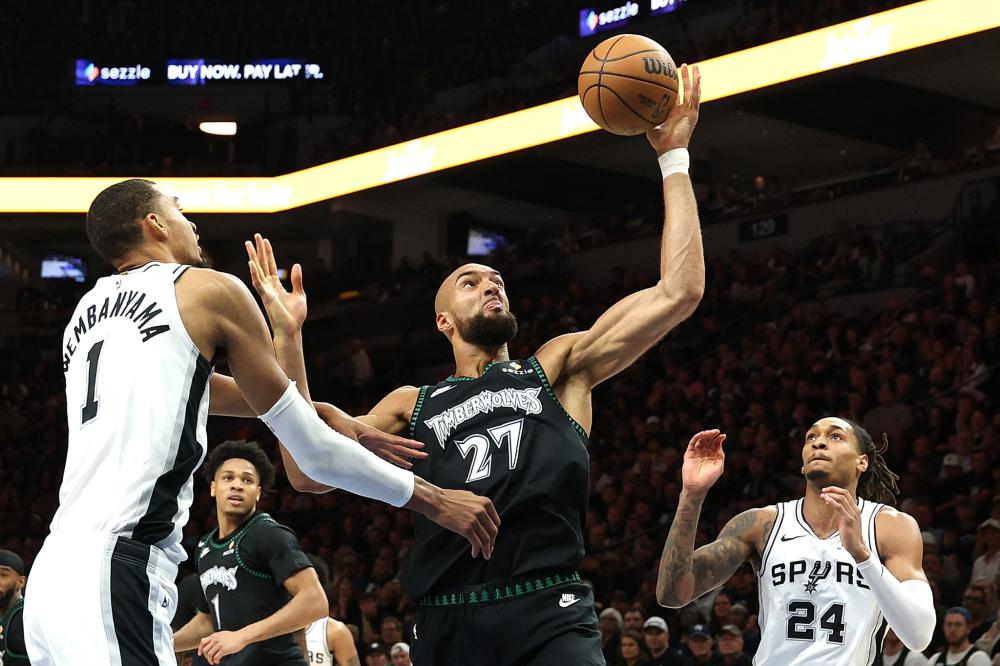 尼克斯对阵热火两强碰撞：NBA常规赛胜负看点解析